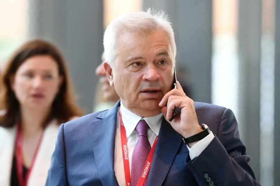 Алекперов be like: «Курс доллара достиг 100 рублей? Срочно выкупайте все акции у иностранцев за полцены!»
