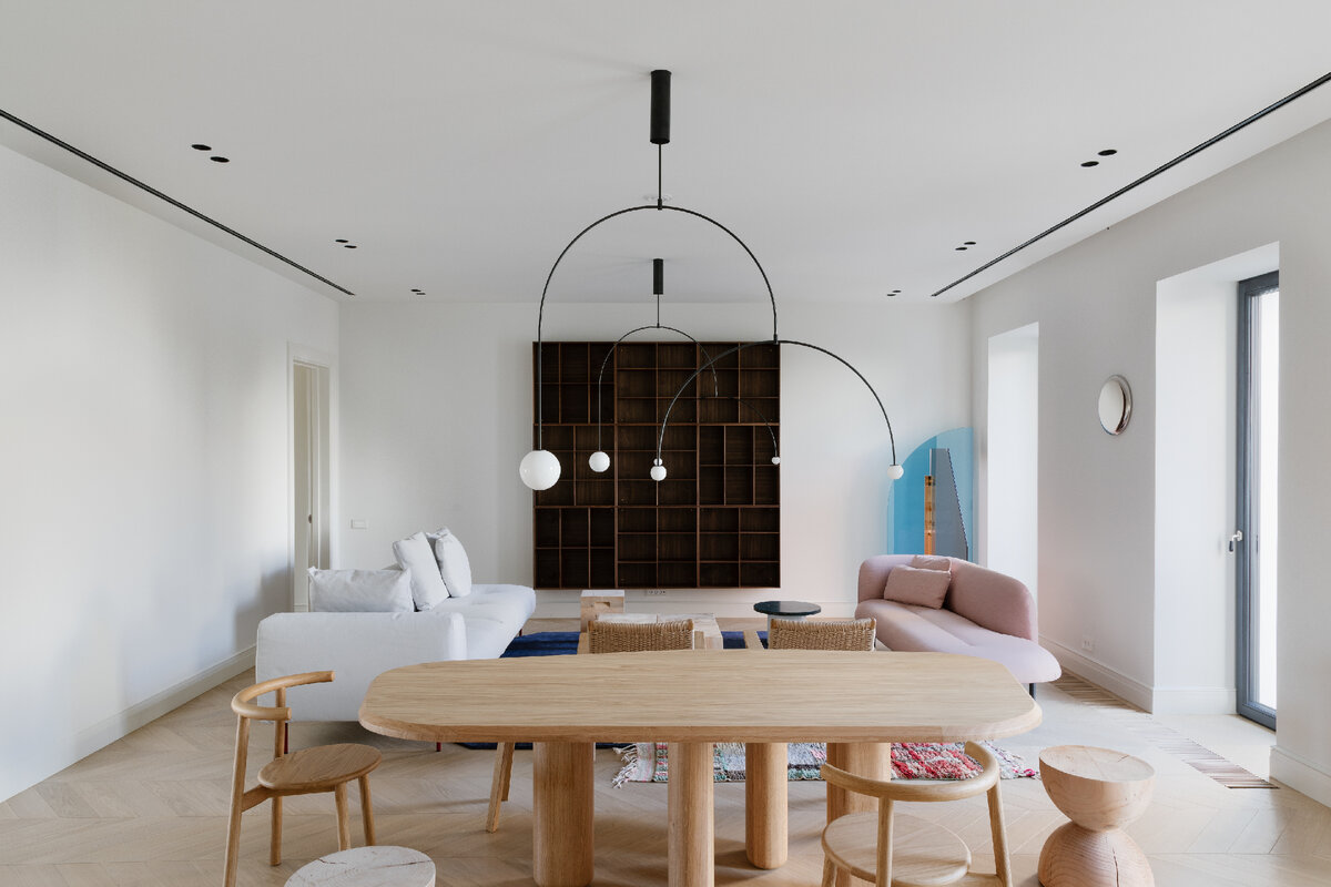 Гостиная без декора, книг и искусства.