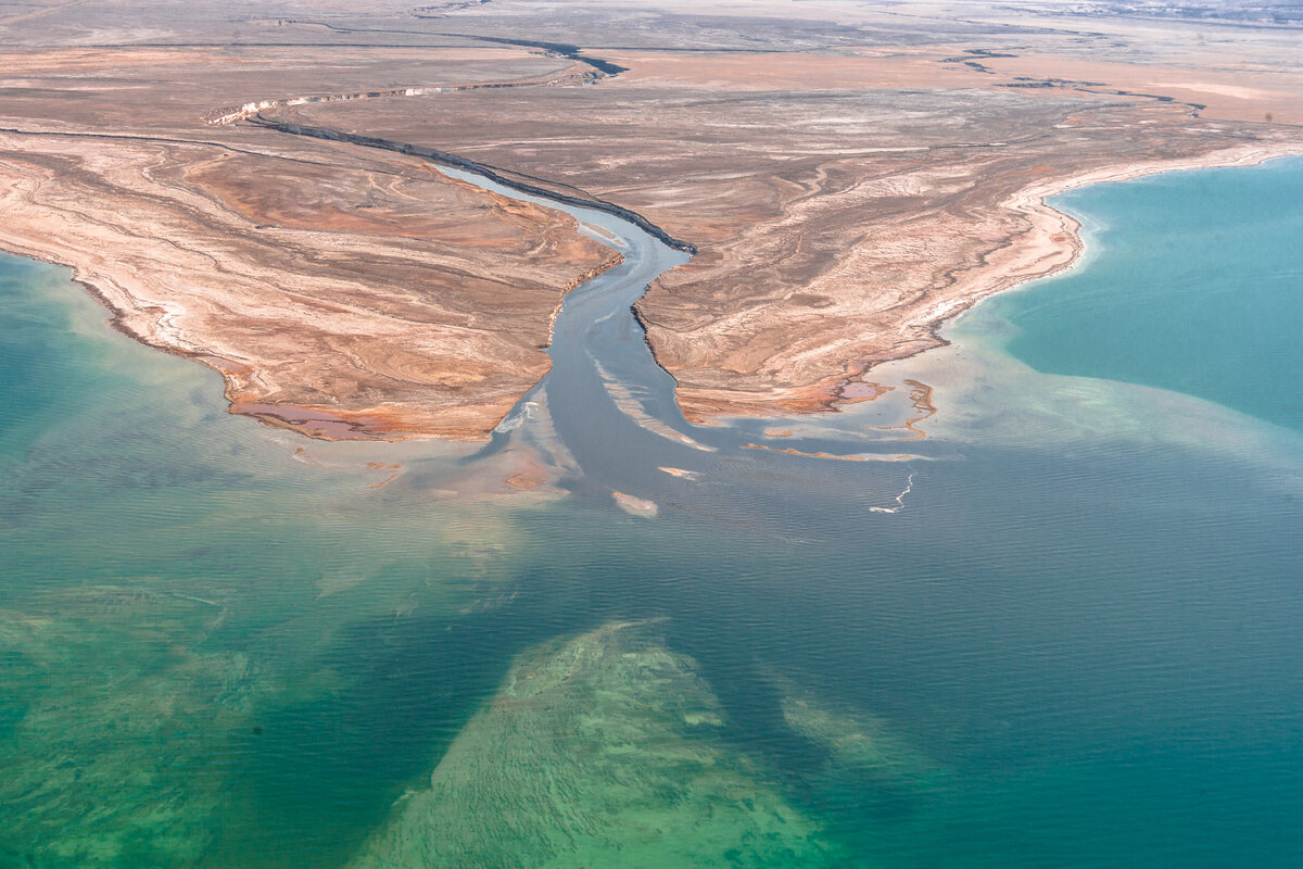 Река впадает в оба моря. Мертвое море и река Иордан. Устье реки Иордан. Река Иордан впадает в Мертвое море. Иорданская рифтовая Долина Мертвое море.