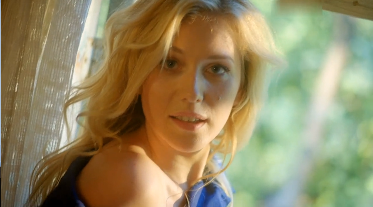 Жу жу юля гаврилина. Кто поет песню юля. Кто поет песню юля. Юля савичева 2022. Кто поет песню юля.