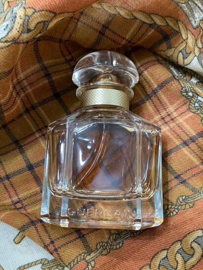 Верхние ноты: Лаванда и Бергамот; средние ноты: Ирис, Жасмин Самбак и Роза; базовые ноты: Ваниль, Кумарин, Австралийский сандал, Лакричник, Бензоин и Пачули.