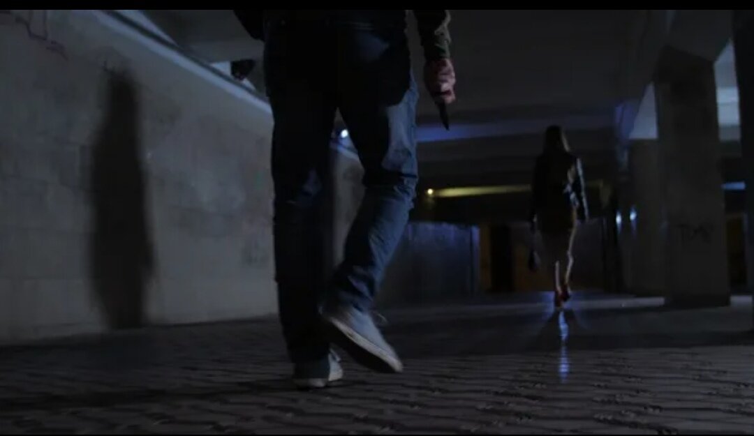 Нарушение сна. Сталкинг за девушкой. Сон преследовать девушку. Девушка убегает от маньяка. Мужчина преследует женщину.