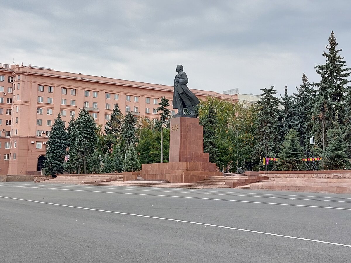 Памятник В.И.Ленину (Челябинск, Площадь Революции)