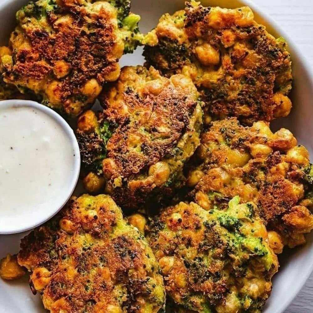 Сырные оладьи из нута и брокколи