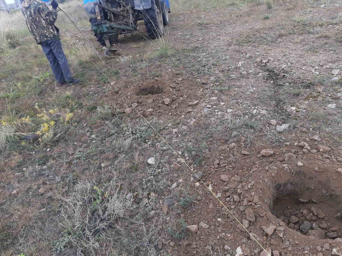  Начало нашей стройки положено. В выходные пробурили ямы.  Бурила дорожная организация. Илья Александрович договоривался. Спасибо им большое от всех нас 🙏 Теперь ждем столбы.