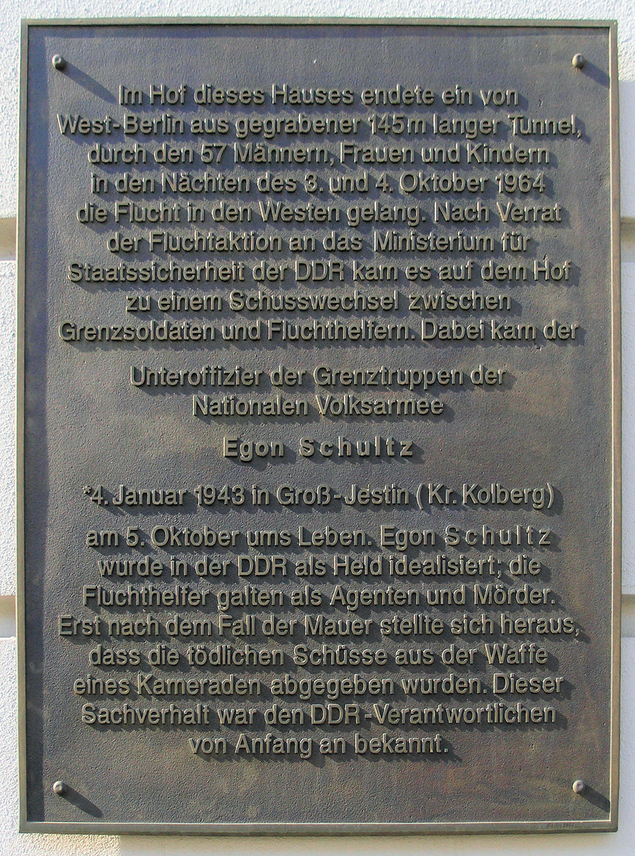 Памятная доска на доме по адресу Стрелицер Штрассе 55 в Берлине-Митте.
