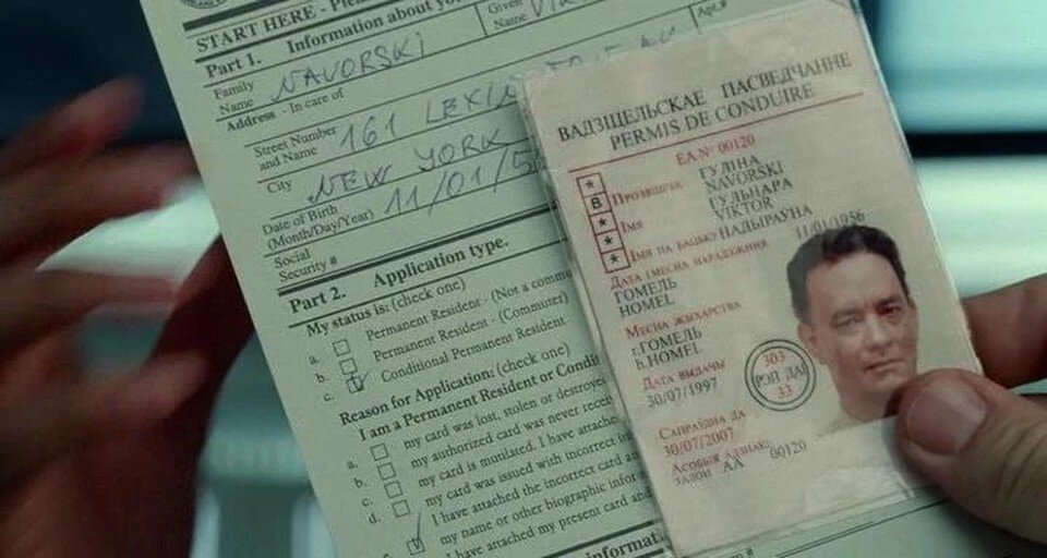    У героя Тома Хэнкса в фильме "Терминал" были странные документы - белорусское водительское удостоверение на женское имя. Кадр из фильма