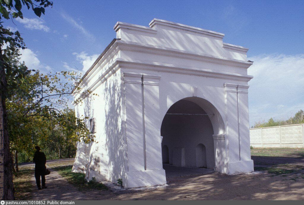 какие ворота сохранились. какие ворота сохранились. спасские ворота московского кремля год. пятницкие ворота достопримечательности коломны. ворота шереметьевского дворца в спб.