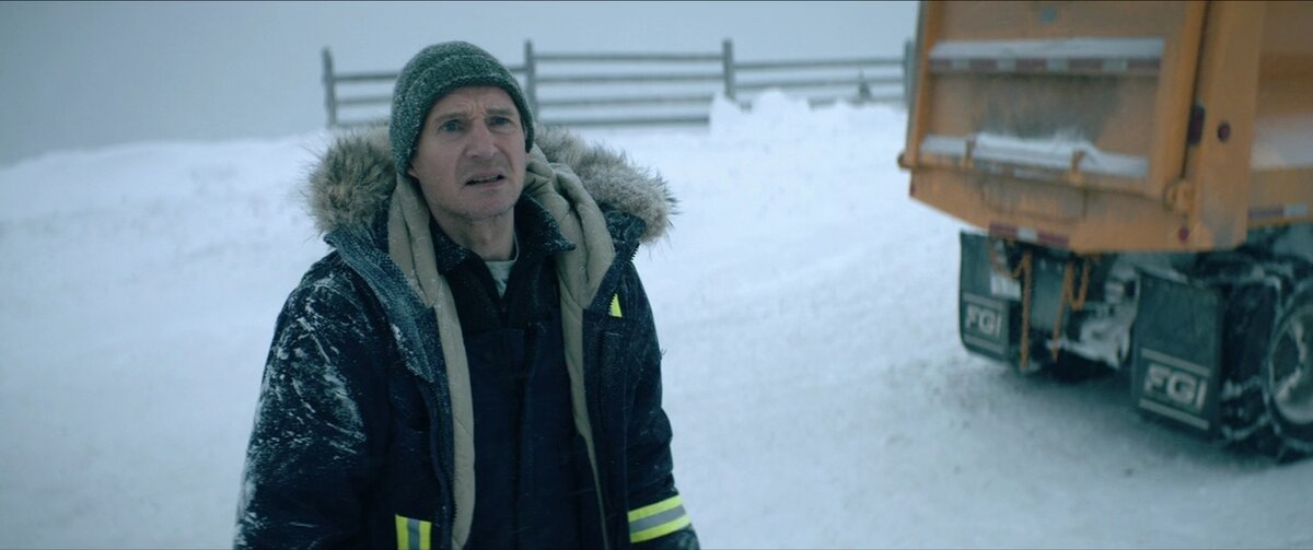 кадра из фильма 2019 года "Снегоуборщик"
