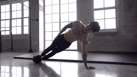 Выполняйте ещё подъемы корпуса в боковой планке