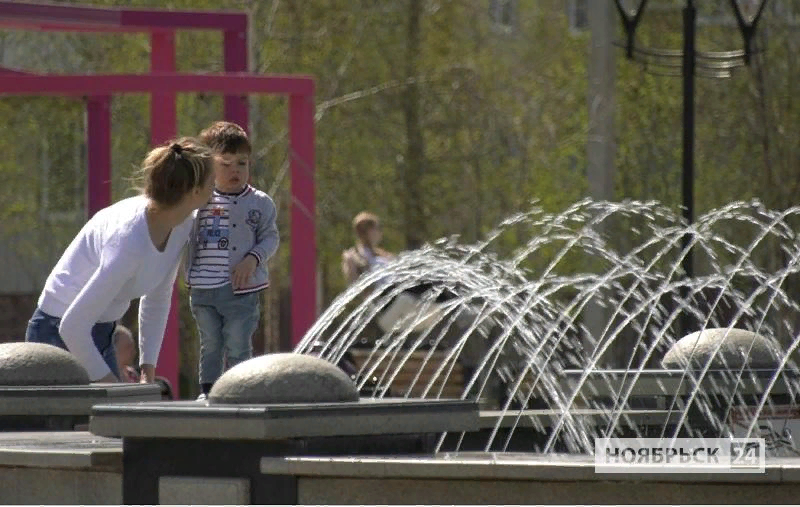 Сегодня в стране отмечают день. Ноябрьск аллея. Фонтан Ноябрьск аллея администрация. Ноябрьск аллея Ленина. Бульвар Ноябрьск.