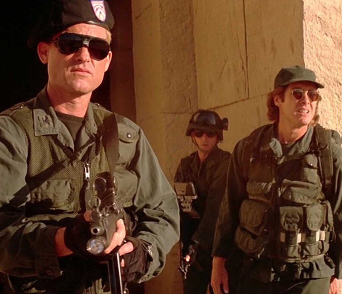 звёздные врата 1994 курт рассел. звёздные врата stargate (1994). звездные врата фильм 1994. курт рассел звездные врата. курт рассел в фильме звездные врата.