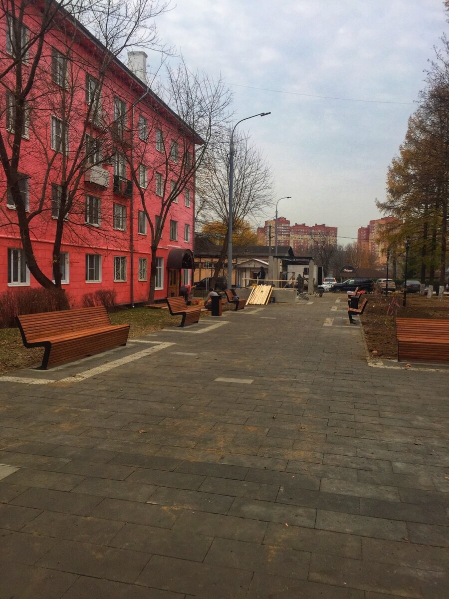 Вдалеке еще возятся рабочие