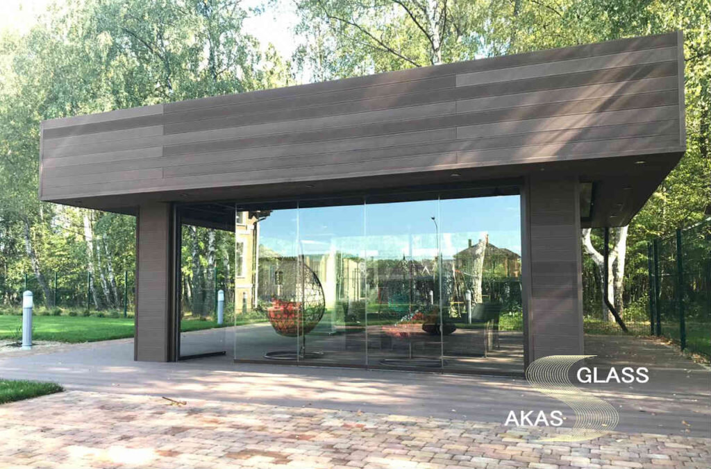 Беседка со стеклянными стенами и плоской крышей, изготовленная ООО "АКАС-Гласс"