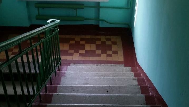 фото взято для иллюстрации в интернете, но подъезд примерно такого типа