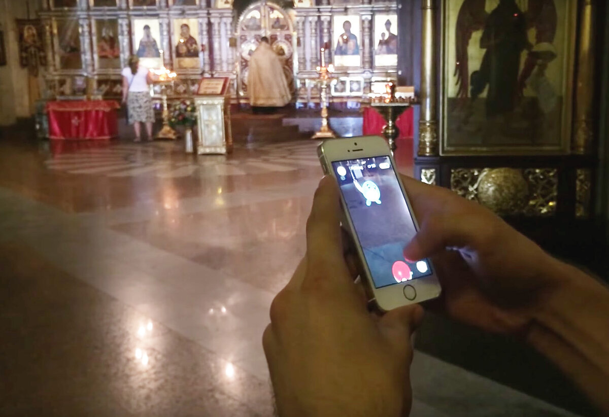 Руслан Соколовский ловит покемона в церкви. Фото с сайта openrussia.org