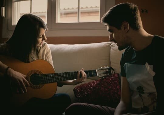 Фото 1. Созданию интимной атмосферы содействуют общие интересы и увлечения. Позволь девушке продемонстрировать тебе свои таланты