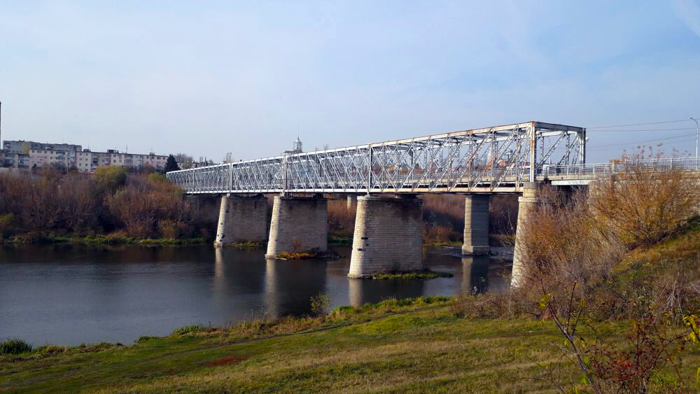 Мост самоубийц на могильных плитах