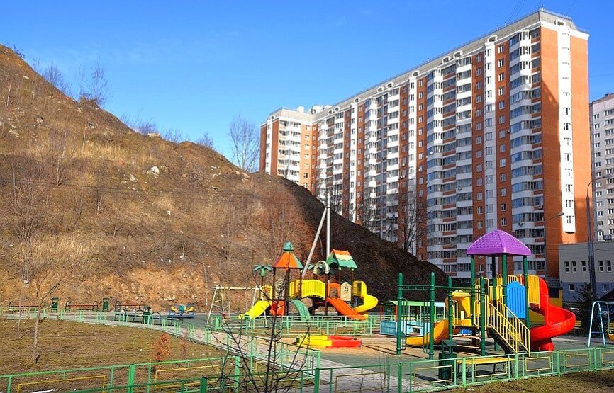 Свалка у жилого дома в Некрасовке