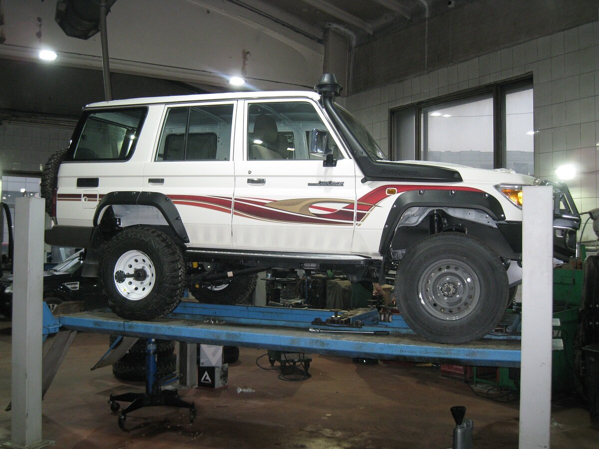Land Cruiser 76 Серийное колесо впереди, и новое, внедорожное на заднем мосту.
