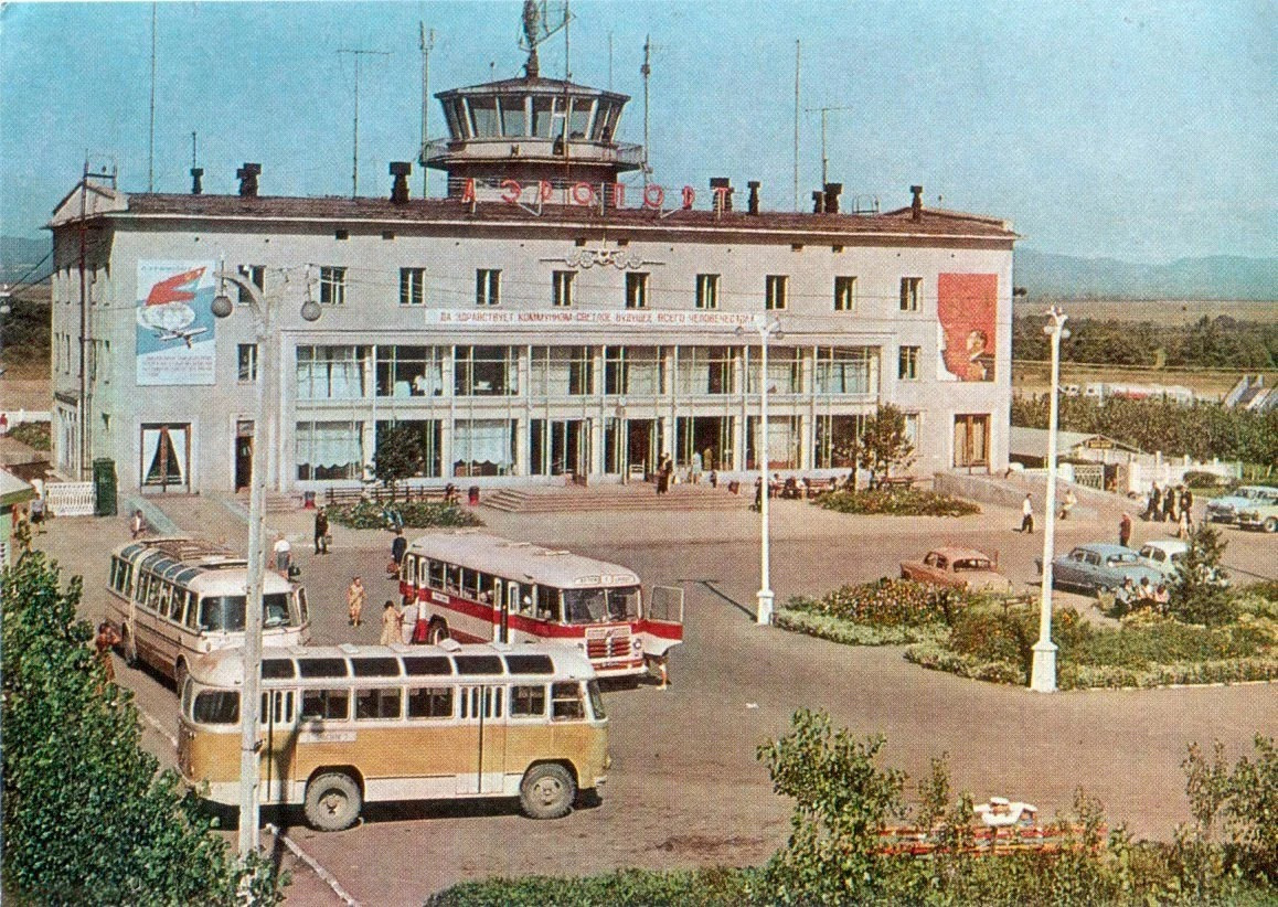 Советский край. Старый аэропорт Владивосток. Аэропорт Владивосток 1966. Аэропорт Благовещенск старый аэровокзал. Аэропорт Владивосток СССР.