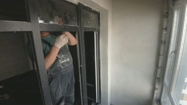 (На анимации выше можно увидеть порядок демонтажа старых оконных блоков)