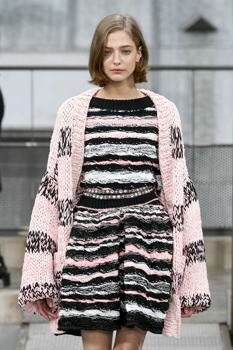 Однако и у них оверсайз в стиле бабушкиной вязки все еще не покидает подиумов (фото из оф. источников)