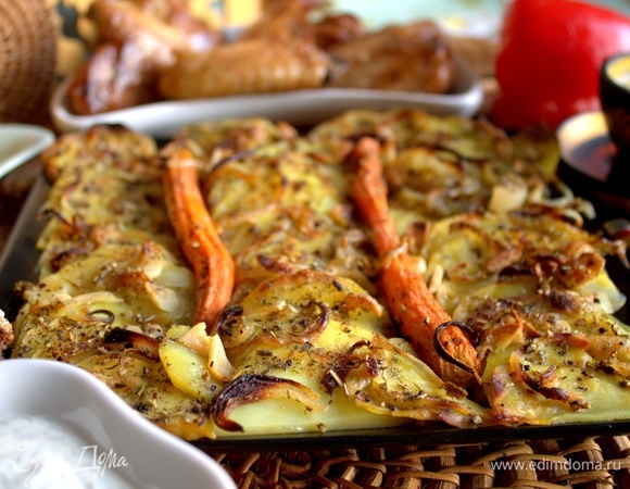 Такая картошечка и в пир и в мир пойдет на ура! Готовим как самостоятельное блюдо (гарнир — слово такое скучное, даже не особо подходит) и как дополнение, например, к курочке. Самое трудоемкое — в подготовке, а именно в тонкой нарезке, и тут обязательно пригодилась бы насадка кухонный комбайн со вставкой «нарезка слайсами», если бы у меня была кухонная машина Kenwood KVC7300S