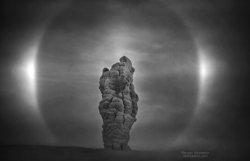 Фото: Сергей Коляскин. «Священные мансийские столбы».Экспедиция на Маньпупунер. (архив Бургэд Тэнгэри).