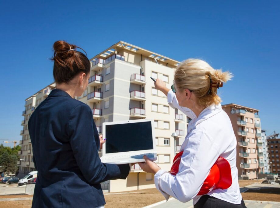 риэлтор и покупатель