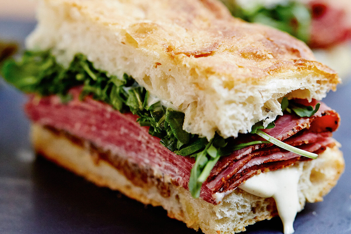 Что едят сегодня модные москвичи. Сэндвич с пастрами.