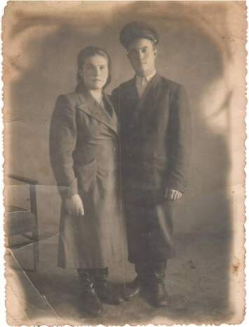 Собственное фото из альбома автора. Евгения и Антон, осень 1950 года, в день регистрации брака
