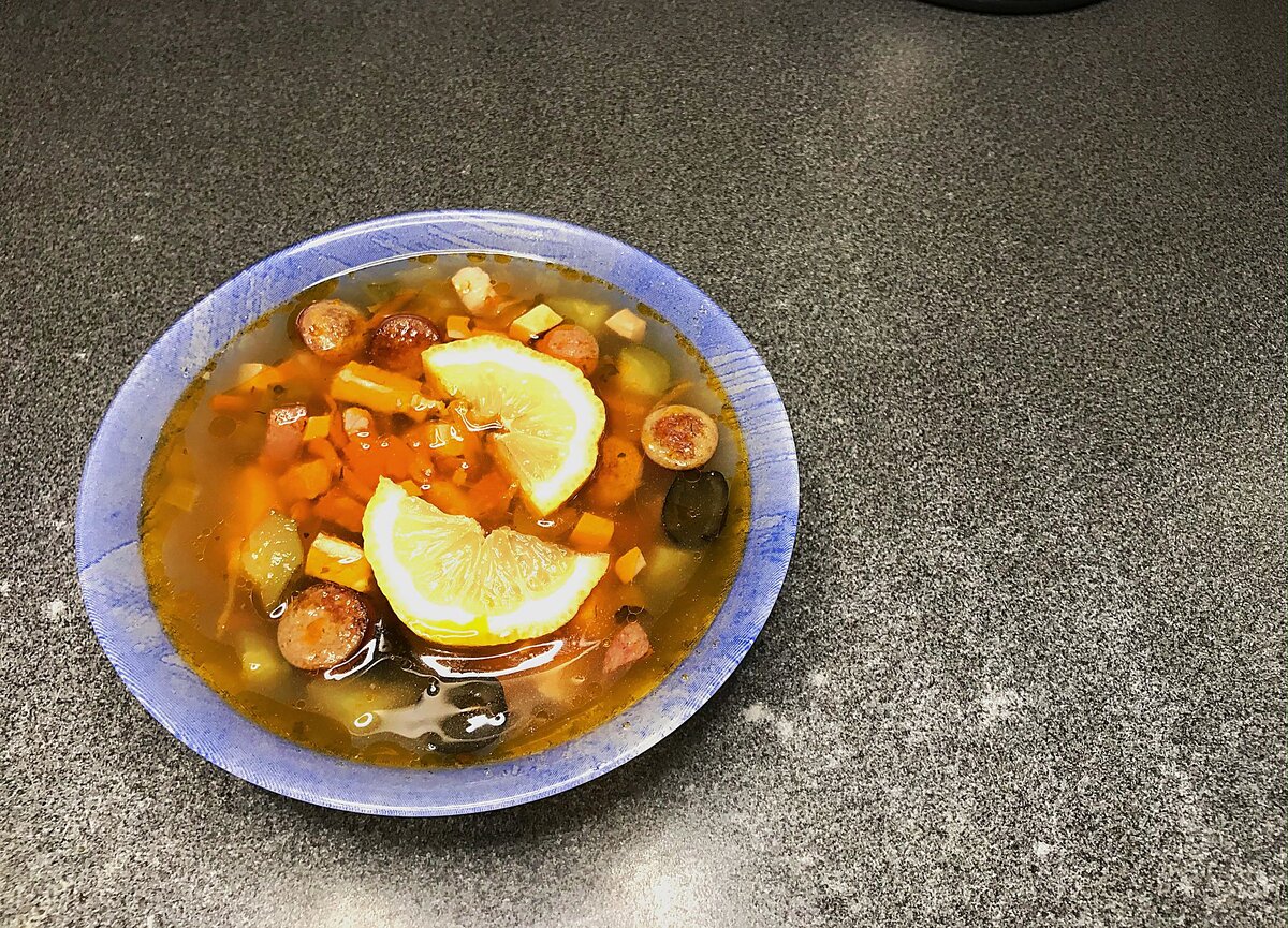 Один из самых вкусных и сытных супов-это Солянка! Она бывает как мясная,так и рыбная,и даже грибная.
Сегодня расскажу вам о мясной солянке)
Для начала делаем бульон,отвариваем свинину...пока она варится,обжариваем лук,морковь,маринованные огурцы (а лучше если есть бочковые)через пару минут дововляем кетчум(можно заменить на томатную пасту)и чайную ложку аджики,обжариваем еще минут 5.
Затем нарезаем мелко любые мясные продукты по вкусу,главное что бы они были копченые,у нас это охотничьи колбаски,бетчина,сырокопченая колбаса,вареная колбаса.Чем больше мясных ингридиентов тем вкуснее солянка!Обжариваем 4-6 минут,пока все общаривается,достаем свинину из воды,даем остыть и нарезаем кубиками или соломкой (все зависит от вашего предпочтения).
Обжаренные ингридиенты добовляем вбульон,туда же добовляем нарезанные маслины,и 50 грамм рассоло из маслин,солим,добовляем красный и черный перец,перемешиваем.Накрываем крышкой,и оставляемварится на медоенном огне 30-40 минут.
Сытная и аппетитная мясная солянка готова!
Для вкуса можно добавить пару долек лимона!
ПРИЯТНЕЙШЕГО АППЕТИТА:)

Ингредиенты к рецепту" СУП СОЛЯНКА  "
Свинина - 250 г.
Охотничье колбаски
Ветчина 
Варенная колбаса
Сырокопченая колбаса
Лук 
Морковка
Кетчуп 
Маринованные огурцы
Аджики
Соль 
Перец
Маслины