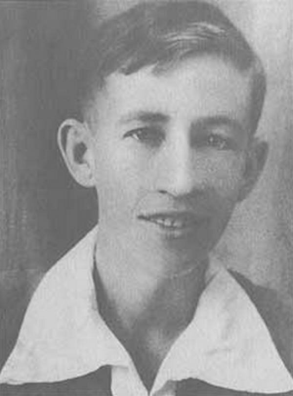 Вот этот мальчишка умудрился выжить после выстрела фашиста в упор.