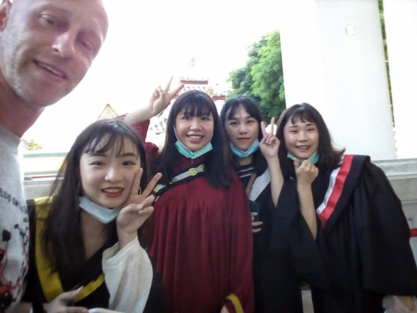 Выпускницы бангкокского университета в парадной форме