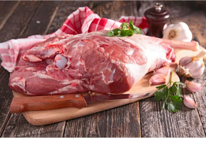 Сначала конечно нужно выбрать мясо. Я люблю возиться с мясом, поэтому выбираю его сома . Конечно же нужно брать, ляшечки,на них больше мяса.Мясо должно быть свежее. с  темно -красным окрасом ,с небольшими прослойками жира.На мясе не должно быть намороженного льда. 