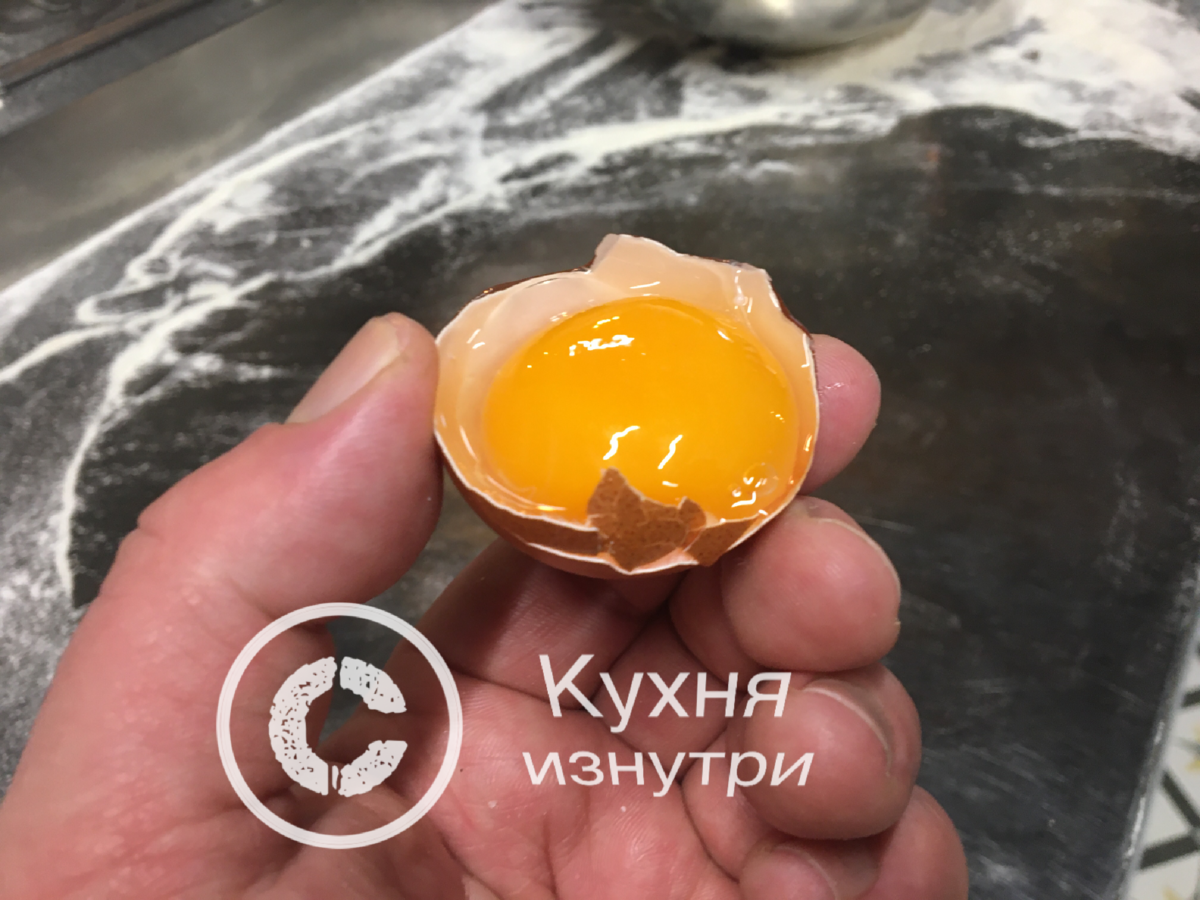 На кухне у поваров и домохозяек часто возникает необходимость отделить желток от белка сырого яйца. В основном отделяют для кондитерских целей.
