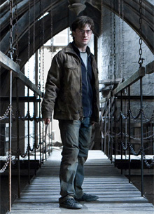 Популярный британский актер Дэниел Рэдклифф рассказал о своем новом фильме "Побег из Претории" и причинах, которые побудили его принять участие в этом необычном для него проекте. Он также прокомментировал слухи, касающиеся его возможного возвращения к прославившей его роли Гарри Поттера в перспективных экранизациях трудов писательницы Дж.К. Роулинг.