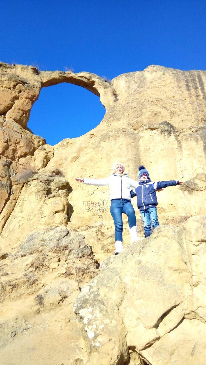 Гора-Кольцо, проемом приблизительно в 8 метров.