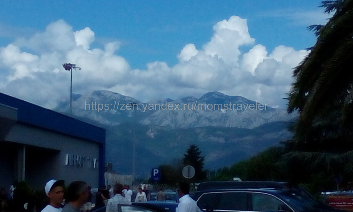 Не совсем качественное фото тиватского аэропорта на фоне гор