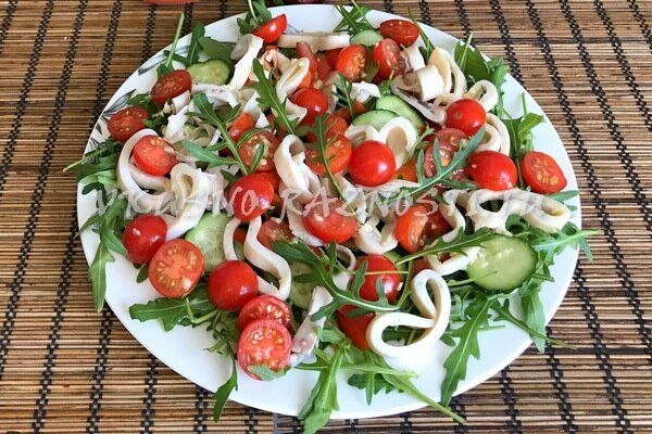 Салат с консервированными кальмарами и овощами