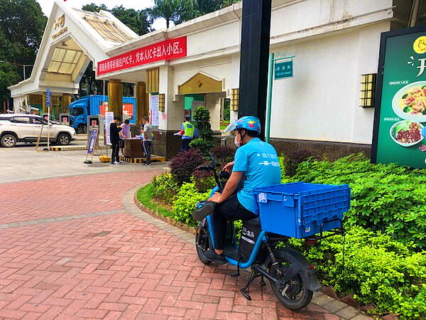 Курьер в ожидании заказчика 