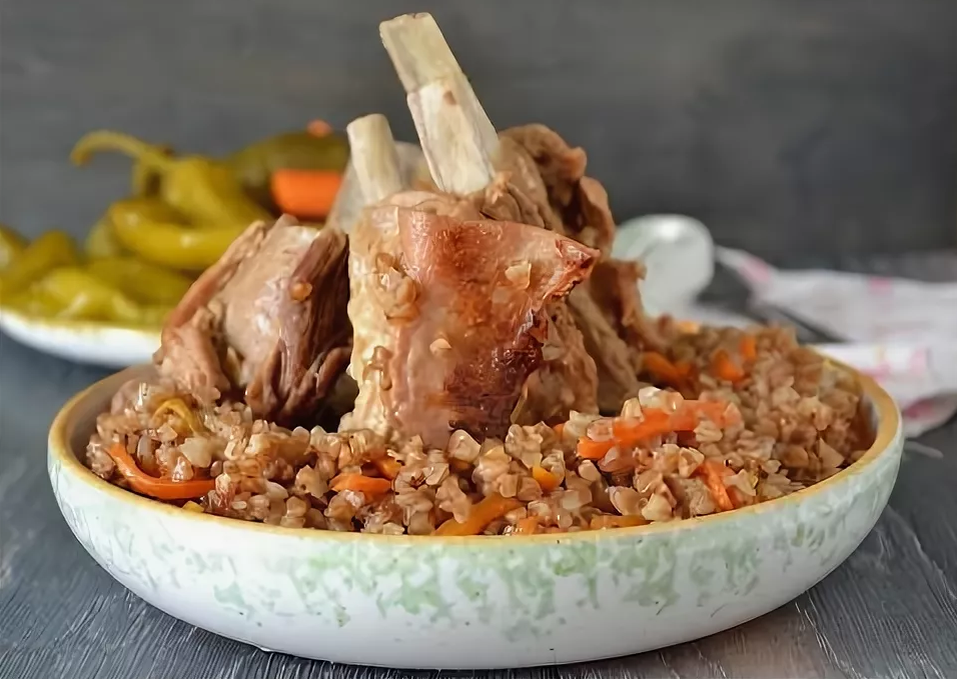 гороховая каша с копчеными ребрышками. свиные ребра с гречкой. каша с ребрышками. каша с ребрышками. каша с ребрышками.