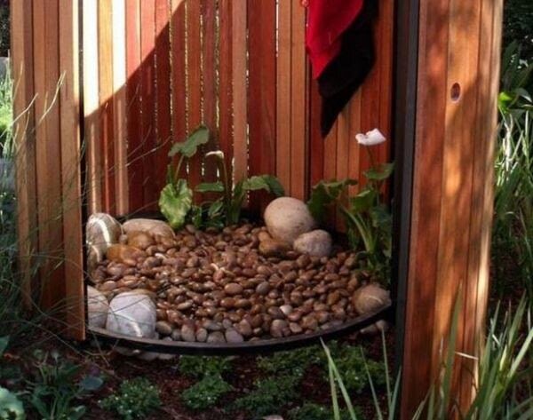 Эко стиль — дерево и камень, да и цветочки здесь смотрятся, как дизайнерское решение.