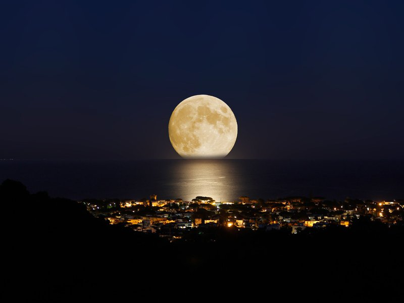 Греция суперлуние. Ночная Луна. Огромная Луна. Луна в Бразилии.