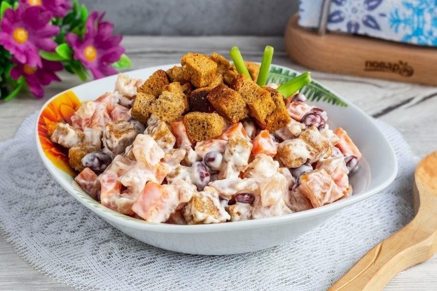 Салат с курицей, морковью, фасолью и сухариками - пошаговый рецепт с фото