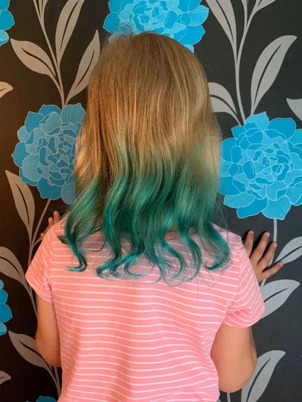 Бирюзовый цвет.