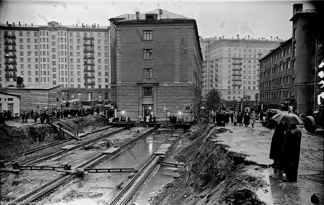 Это передвижение дома в связи со строительством трассы Восточный луч 23 сентября 1958 г.