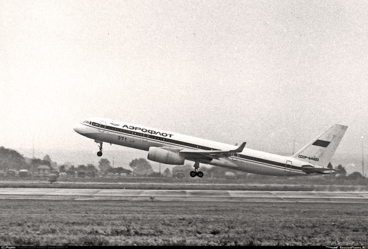 Опытный Ту-204 в Жуковском в 1992 году. Фото с russianplanes.net