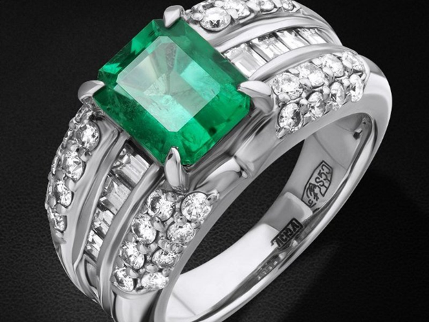 Кольцо из Паллладия с бриллиантами и изумрудом.